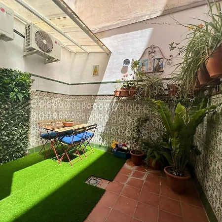Adela & Private Courtyard By Ele Apartment *